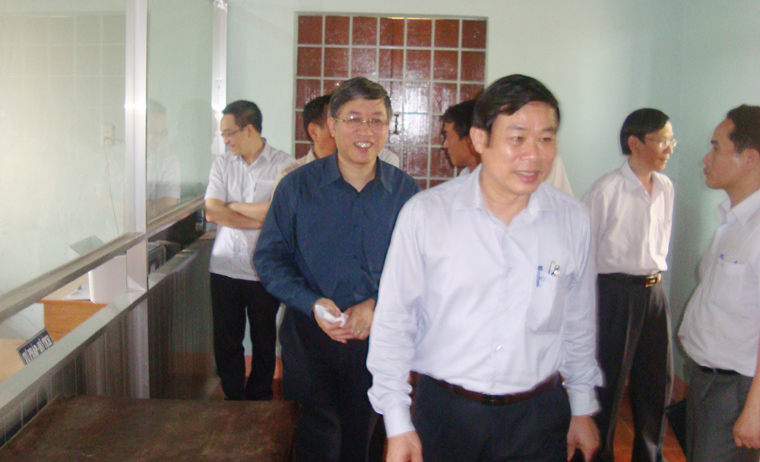 Bộ trưởng Nguyễn Bắc Son, Thứ trưởng Lê Nam Thắng và Đoàn công tác của Bộ Thông tin và Truyền thông thăm phòng giao dịch một cửa của UBND xã Krông Na.