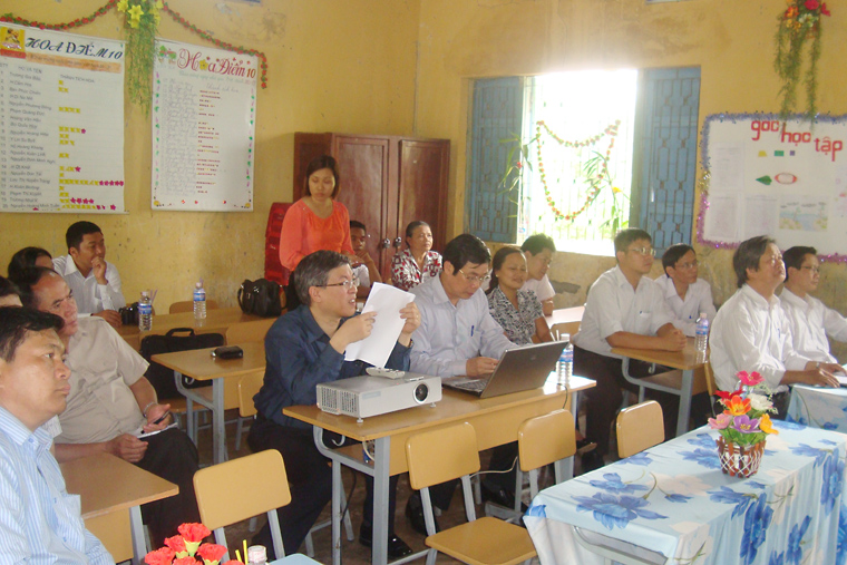 Bộ trưởng Nguyễn Bắc Son, Thứ trưởng Lê Nam Thắng và Đoàn công tác của Bộ Thông tin và Truyền thông khảo sát và làm việc tại trường tiểu học Y Jút, xã Krông Na.