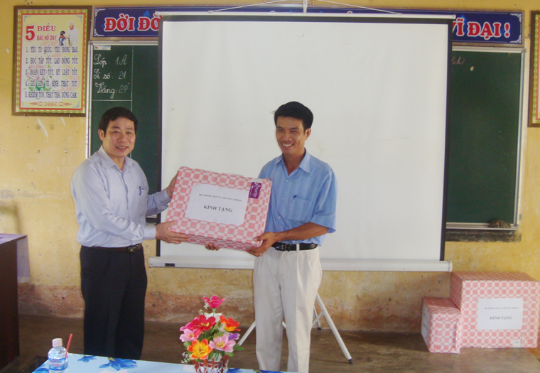 Bộ trưởng Nguyễn Bắc Son trao tặng trường tiểu học Y Jút, xã Krông Na một bộ máy vi tính.