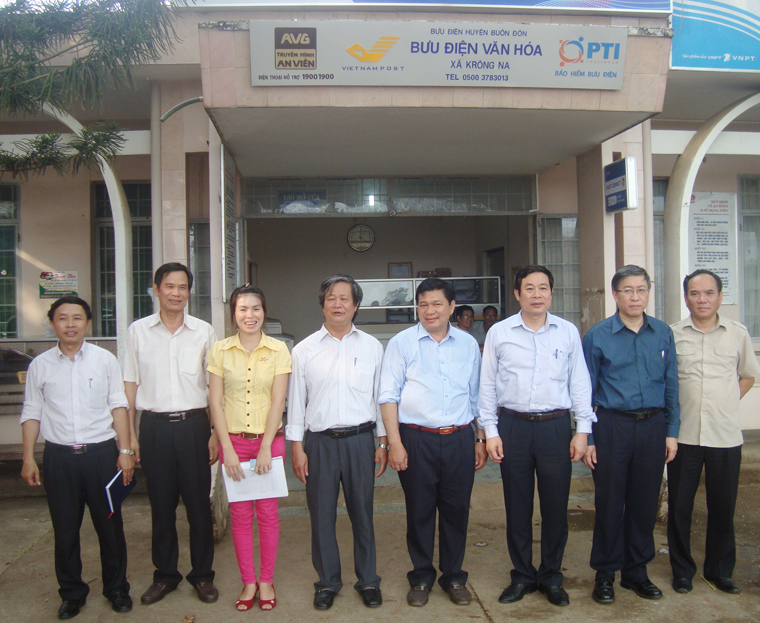 Bộ trưởng Nguyễn Bắc Son, Thứ trưởng Lê Nam Thắng và Đoàn công tác của Bộ Thông tin và Truyền thông khảo sát tại điểm Bưu điện văn hóa xã Krông Na. 