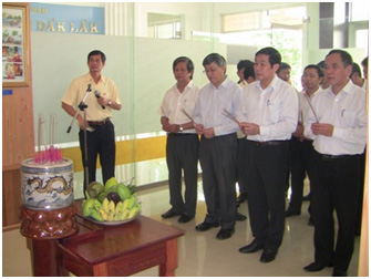 Đoàn công tác Bộ Thông tin và Truyền thông dâng hương tưởng niệm các liệt sỹ giao bưu tại nhà truyền thống Bưu điện tỉnh