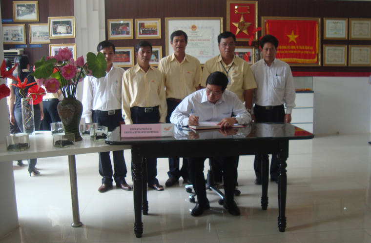 Bộ trưởng Nguyễn Bắc Son viết lưu bút tại phòng phòng truyền thống của Bưu điện tỉnh Đắk Lắk.