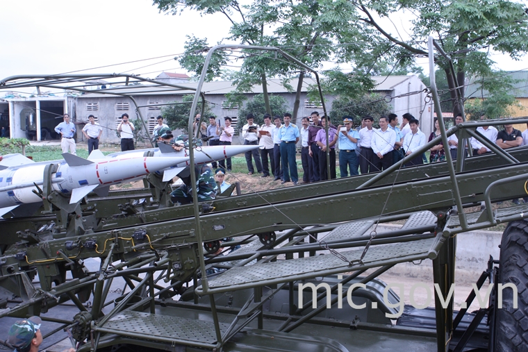 Thứ trưởng Trần Đức Lai và đoàn công tác tham quan diễn tập tháo lắp đạn Tên lửa.