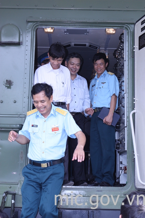 Thứ trưởng Trần Đức Lai tham quan xe điều khiển Ra đa.