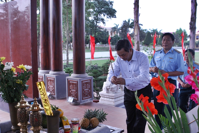 Thứ trưởng Trần Đức Lai thắp hương tại đài tưởng niệm.