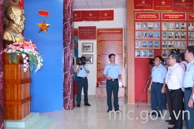 Thứ trưởng Trần Đức Lai và đoàn công tác của Bộ thăm quan nhà truyền thống của Sư đoàn 365