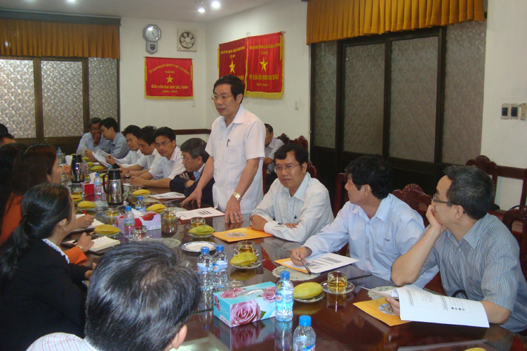 Bộ trưởng Nguyễn Bắc Son, Thứ trưởng Lê Nam Thắng và Đoàn công tác của Bộ Thông tin và Truyền thông thăm trụ sở Bưu điện thành phố Hồ Chí Minh.