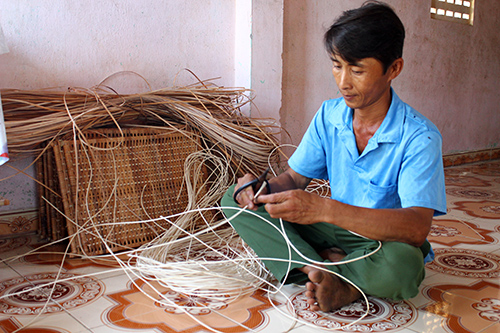 Ông Đỗ Văn Bình (huyện Đại Lộc) hoàn thành khóa nghề mây - tre - đan từ tháng 3.2013 nhưng đến đầu tháng 8.2013 mới được nhận tiền hỗ trợ, sau khi đoàn công tác của tỉnh kiểm tra nhắc nhở các đơn vị thực hiện. Ảnh: D.L