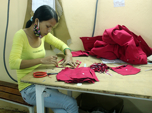 Chị Nguyễn Thị Hạnh mong sớm nhận chứng chỉ nghề để được c&ocirc;ng ty k&yacute; hợp đồng lao động.Ảnh: D.L