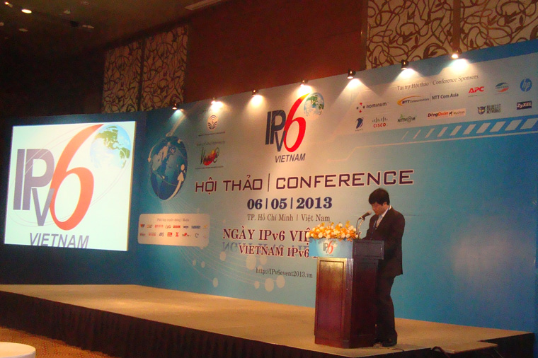 Gi&aacute;m đốc Trung t&acirc;m Internet Việt Nam (VNNIC) Ho&agrave;ng Minh Cường tr&igrave;nh b&agrave;y tham luận của Ban c&ocirc;ng t&aacute;c th&uacute;c đẩy ph&aacute;t triển IPv6 tại Hội thảo.