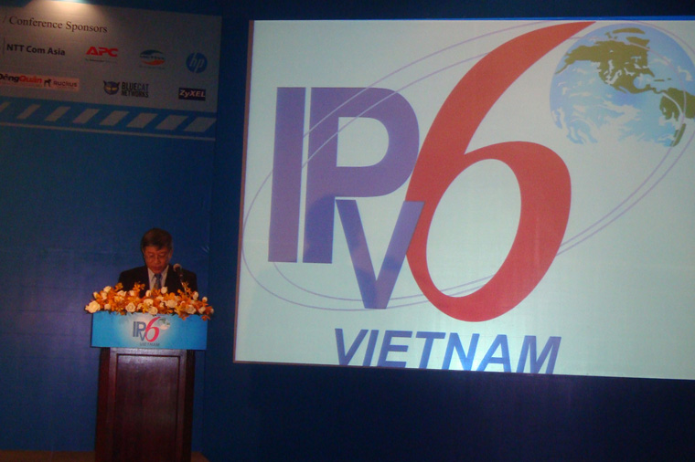 Thứ trưởng L&ecirc; Nam Thắng, Trưởng Ban c&ocirc;ng t&aacute;c th&uacute;c đẩy ph&aacute;t triển IPv6 quốc gia ph&aacute;t biểu khai mạc Hội thảo.