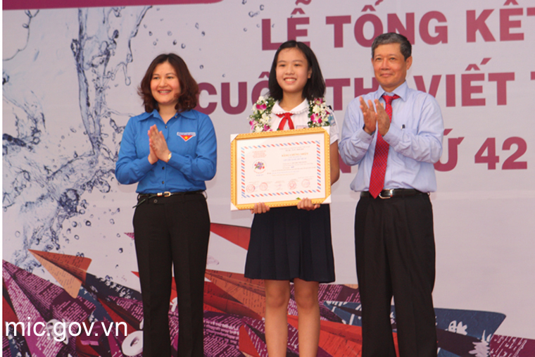 Trao giải cho em Đào Thụy Thùy Dương-  thí sinh đoạt giải Nhất cuộc thi viết thư quốc tế UPU 42