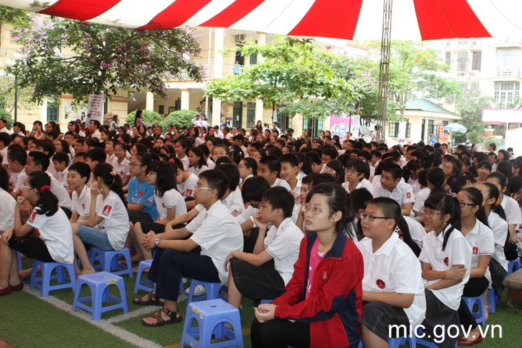 Các em học sinh trường PTDL Marie Curie, Hà Nội