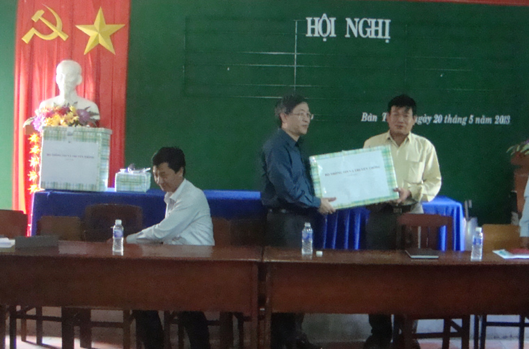Thứ trưởng Lê Nam Thắng thay mặt Đoàn trao tặng Ủy ban nhân dân xã Bàn Thạch 01 bộ máy vi tính.