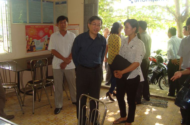 Thứ trưởng Lê Nam Thắng và Đoàn công tác thị sát tại Điểm Bưu điện văn hóa xã Bàn Thạch.