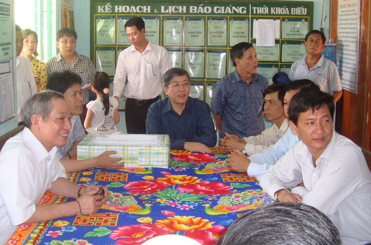 Thứ trưởng Lê Nam Thắng và Đoàn công tác khảo sát tại Trường Tiểu học xã Bàn Thạch và tặng Trường 01 bộ máy vi tính.