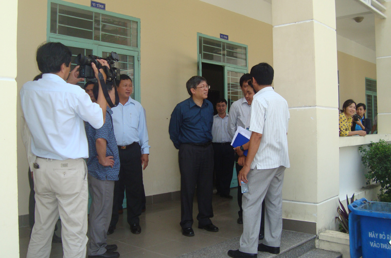 Thứ trưởng Lê Nam Thắng và Đoàn công tác khảo sát tại phòng máy vi tính Trường PTTH Bàn Tân Định