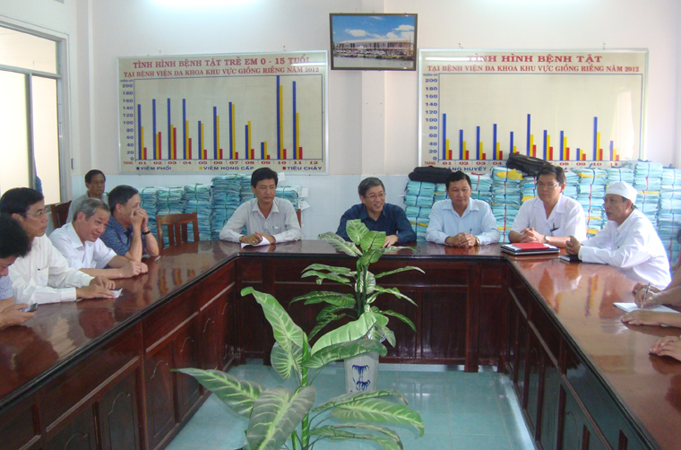 Thứ trưởng Lê Nam Thắng và Đoàn công tác làm việc với Bệnh viện Đa khoa khu vực huyện Giồng Riềng
