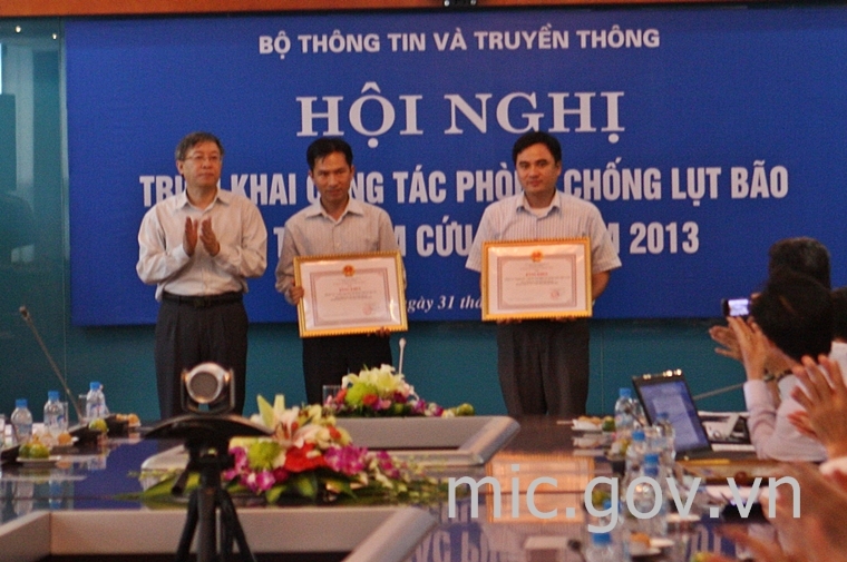 Thứ trưởng Lê Nam Thắng trao tặng bằng khen cho tập thể và cá nhân có thành tích xuất sắc trong công tác phòng chống lụt bão và tìm kiếm cứu nạn năm 2012
