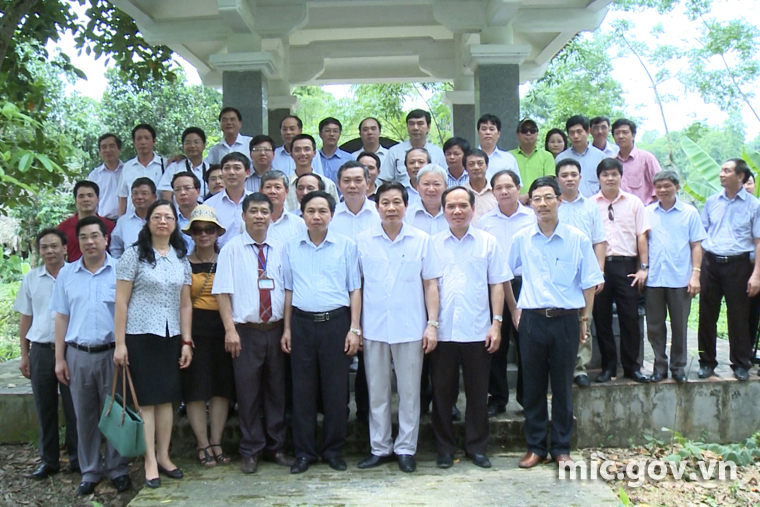 Đoàn công tác chụp ảnh lưu niệm tại nơi thành lập Hội Nhà báo Việt Nam