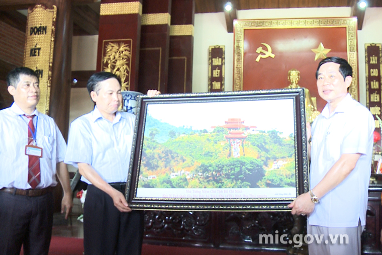 Bộ trưởng Nguyễn Bắc Son tặng tranh lưu niệm cho Ban quản lý di dích Đền thờ Bác Hồ