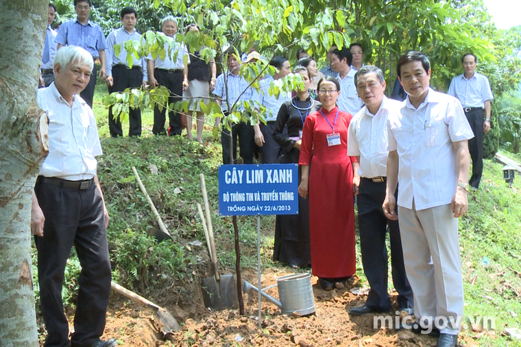 Đoàn công tác trồng cây lưu niệm tại di tích Đền thờ Bác Hồ