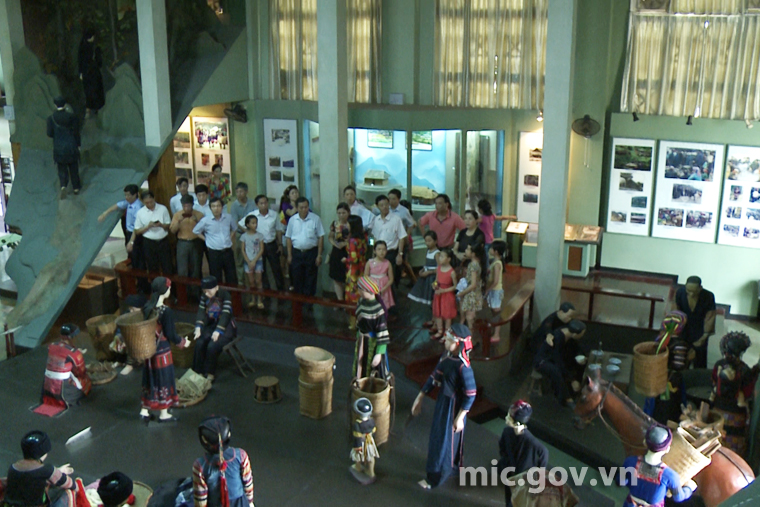 Đoàn công tác thăm quan Bảo tàng Văn hóa các dân tộc Việt Nam
