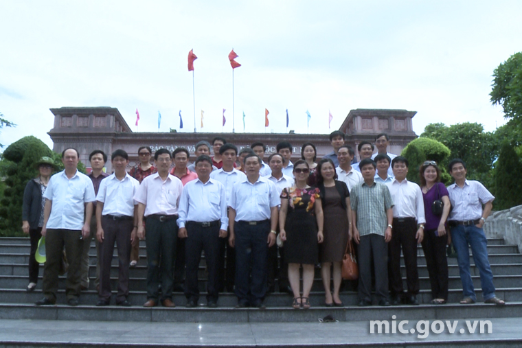 Đoàn công tác chụp ảnh lưu niệm tại Bảo tàng Văn hóa các dân tộc Việt Nam