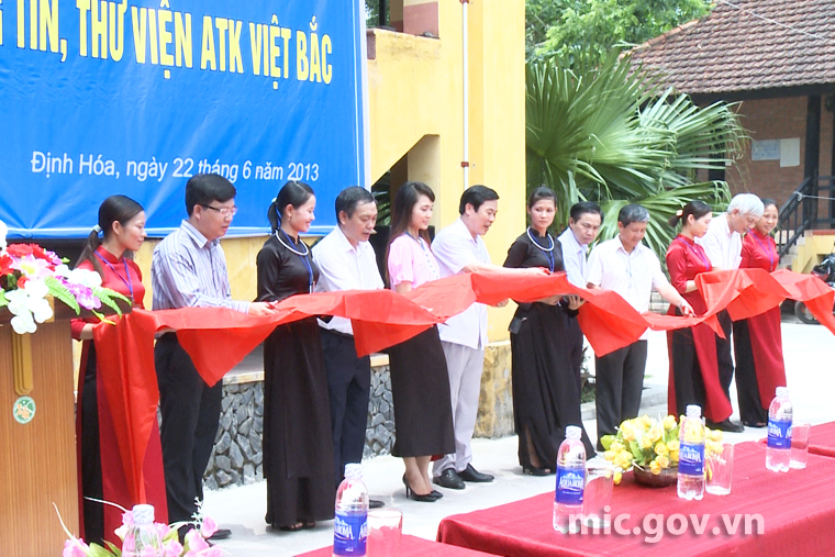 Bộ trưởng Nguyễn Bắc Son và đoàn công tác cắt băng khánh thành Trung tâm thông tin thư viện ATK Việt Bắc
