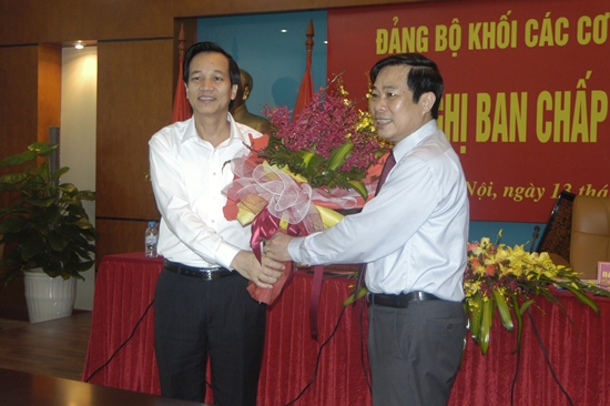 Đồng chí Nguyễn Bắc Son tặng hoa cho Đồng chí Đào Ngọc Dung.