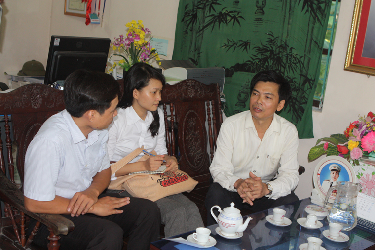 Trao đổi với  ông Vũ Văn Tiệp - Phó chủ tịch UBND Xã Phú Lương (người ngồi bên phải ảnh) - Ảnh Thái Hưng