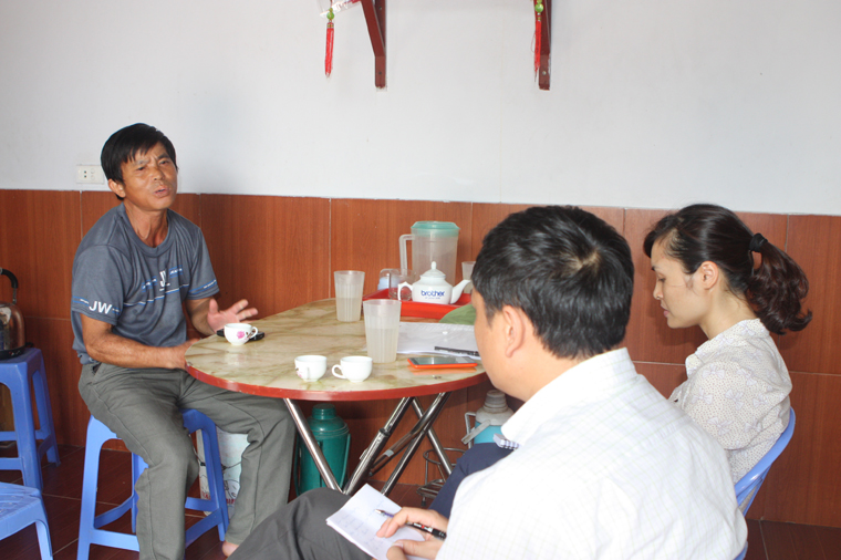 Trao đổi với anh Phạm Hồng Quang về kinh nghiệm nghề cá - ảnh Thái Hưng