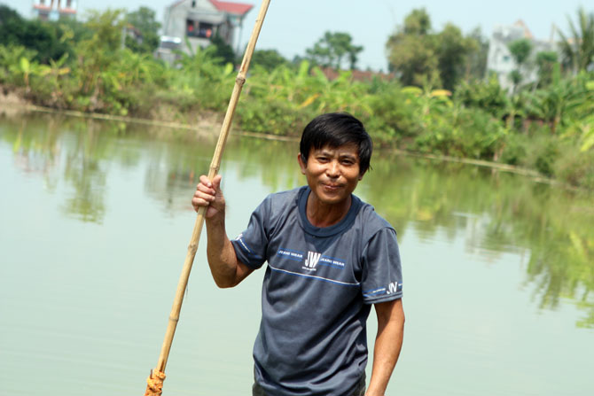 Anh Phạm Hồng Quang với ao cá gia đình - Ảnh Thái Hưng
