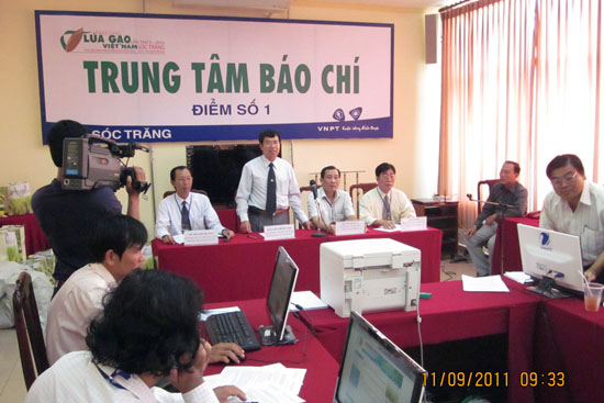 Ông Nguyễn Đình Tạo phát biểu tại buổi gặp gỡ báo chí sáng ngày 9/11/2011