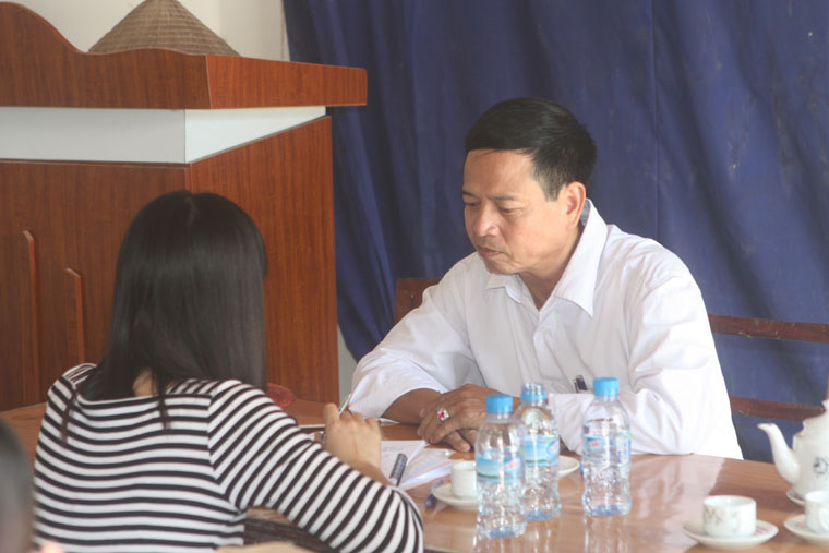 Phỏng vấn ông Nguyễn Văn Hùng - Chủ tịch Hội Nông dân xã Định Trung. Ảnh Thái Hưng