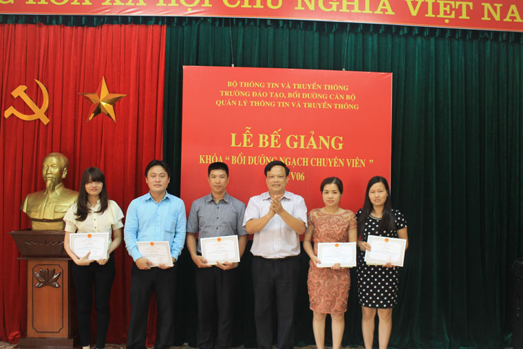Ông Hoàng Văn Đồng- Phó Hiệu trưởng Trường Đào tạo, Bồi dưỡng cán bộ quản lý thông tin và truyền thông trao giấy khen cho các học viên xuất sắc.
