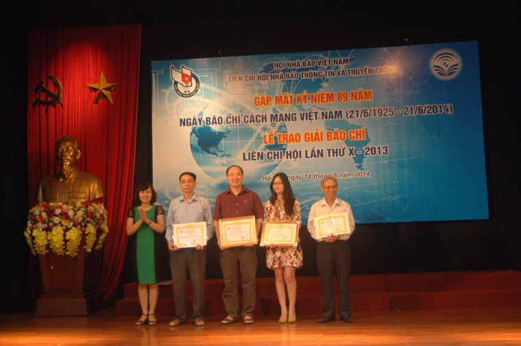 Phó Trưởng Ban Công tác Hội nhà báo Việt Nam Hà Thị Hồng Dương trao tặng bằng khen cho các nhà báo.