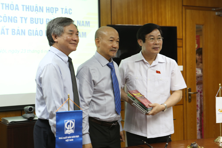 Đại diện Nhà xuất bản giáo dục tặng sách cho Bộ trưởng Nguyễn Bắc Son