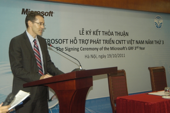ông Jamie Harper, Tổng Giám đốc Microsoft Việt Nam phát biểu tại lễ ký kết.
