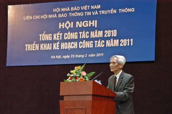 ông Nguyễn Huy Luận, chủ tịch Liên chi hội nhà báo TT&TT đọc báo cáo tổng kết năm 2010