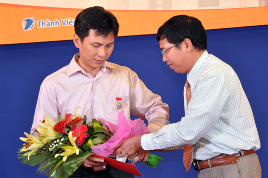 ông Nguyễn Đình Tạo, Trưởng CQĐD Bộ TT&TT tại TP. Hồ Chí Minh đã trao kỷ niệm chương vì sự nghiệp CNTT-TT cho ông Nguyễn Việt Dũng-Bí thư Quận uỷ Quận 10-nguyên Giám đốc BĐTP.HCM. 