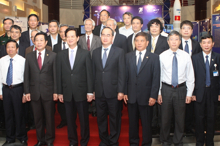 Thủ tướng Nguyễn Tấn Dũng cùng các đại biểu chụp anh kỷ niệm.