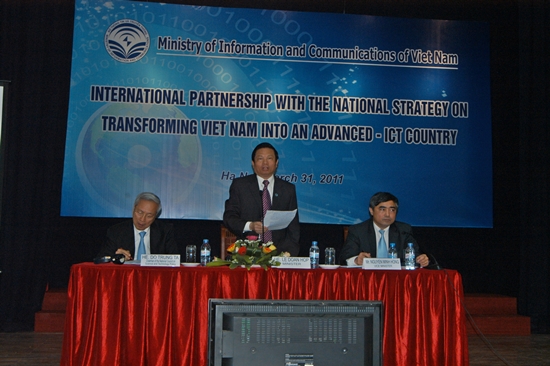 Bộ trưởng Bộ TT&TT Lê Doãn Hợp phát biểu tại Hội nghị.