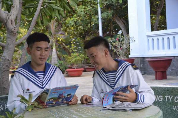 Nguyễn Thành Trung (phải) và đồng đội (trên đảo Trường Sa Lớn) trong phút thư giãn sau giờ huấn luyện.  