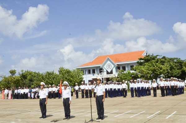 Xúc động lễ chào cờ trên đảo Trường Sa Lớn.