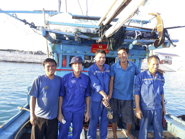 Niềm vui của các ngư dân tàu cá PY 92737TS sau khi được chiến sĩ, nhân viên Trung tâm tại Trường Sa Lớn sửa chữa tàu.