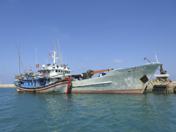 Một tàu cá bị hỏng neo tại Trung tâm Âu tàu Trường Sa Lớn.