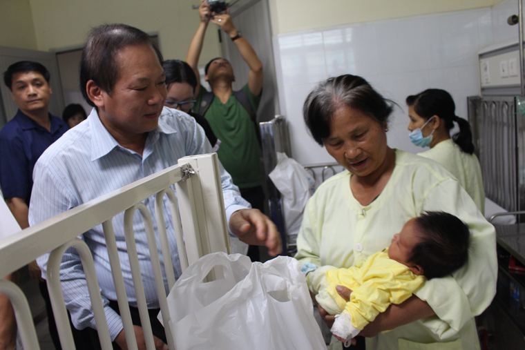 Bộ trưởng Trương Minh Tuấn tặng quà bệnh nhân gặp nhiều khó khăn đang điều trị tại Bệnh viện Nhi TW