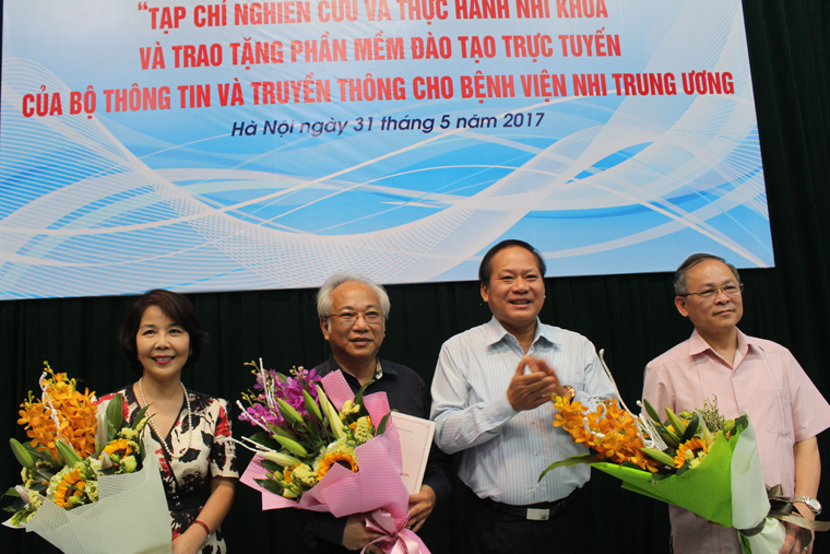 Bộ trưởng Trương Minh Tuấn trao Giấy phép hoạt động và tặng hoa Ban Lãnh đạo Tạp chí nghiên cứu và thực hành Nhi khoa