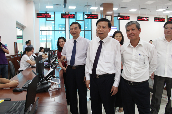 Thứ trưởng Nguyễn Thành Hưng và các vị đại biểu thăm Trung tâm Hành chính tỉnh Bắc Ninh